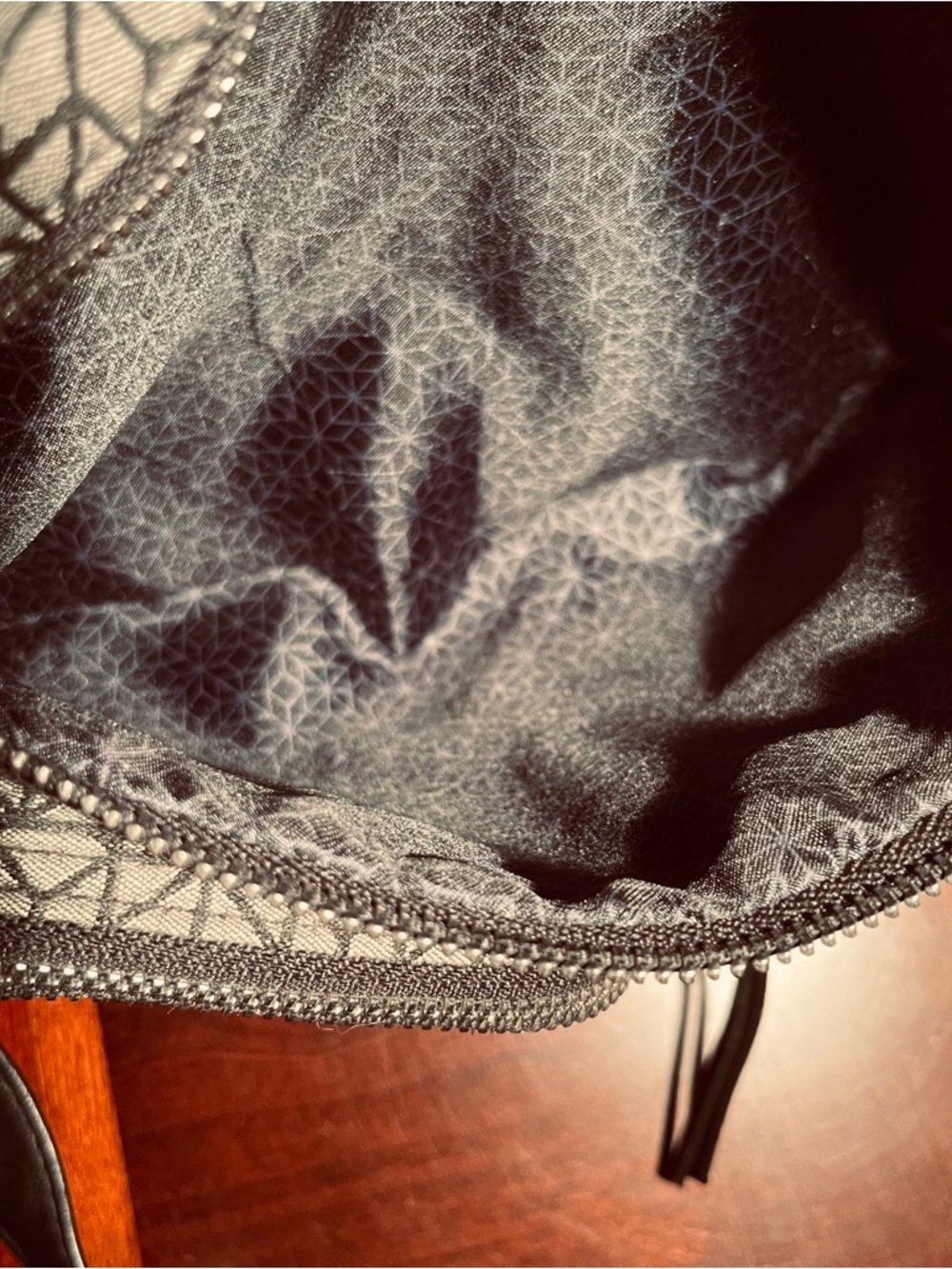 Geometric Pattern Shoulder Bag in Light Gray And Black - Picture 8 of 10
